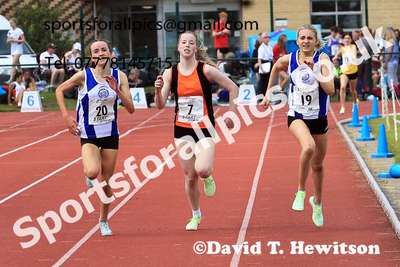 Womens Under-17s 1500 metres, 2022 Northern Inter Counties U17s and U15s Track and Field, York, Thursday, June 2nd. Photo: David T. Hewitson/Sports for All Pics